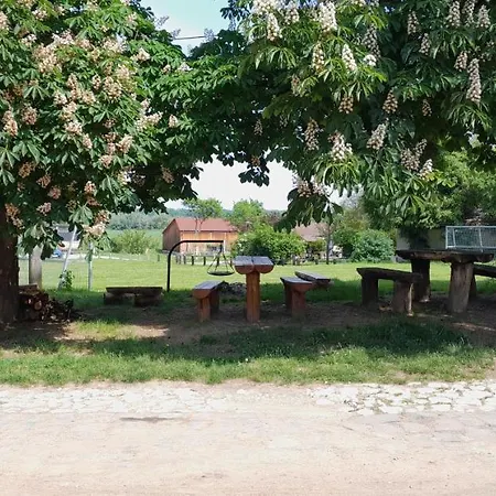 Ubytovani Na Sklepe U Prochazku Pouzdrany Exterior photo